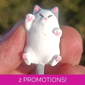 Chubby cat magnet, grey & wh..