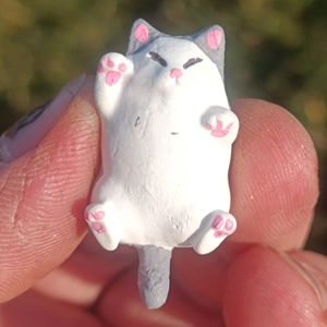 Chubby cat magnet, grey & white
