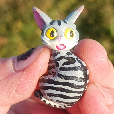 Surprised cat magnet, silver tabby & white