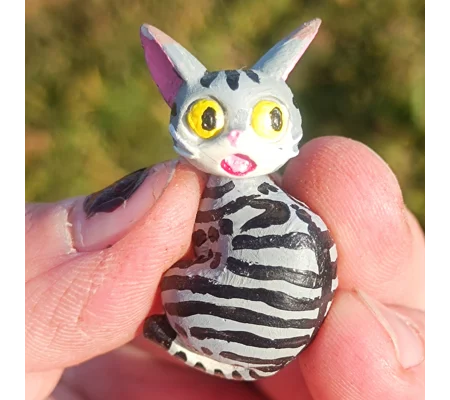 Surprised cat magnet, silver tabby & white