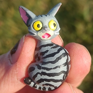 Surprised cat magnet, silver tabby