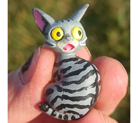 Surprised cat magnet, silver tabby