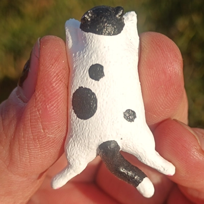 Sleeping cat magnet, black & white