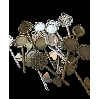 CLEARANCE β 17 Large Metal Keys for Β£5!