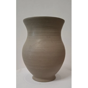 Timeless curve – Wheel thrown vase