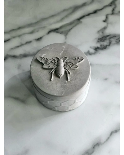 Honey Comb with Bee Lid