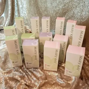 Mary Kay Botanical Effects set shows many types of product of this line