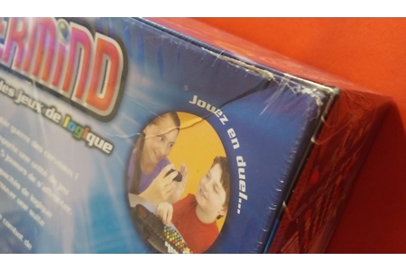 Parker Mastermind The Classic Code Cracking Game! French Edition NEW Parker Mastermind The Classic Code Cracking Game! French Edition NEW