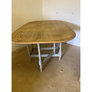 Drop leaf dinning table
