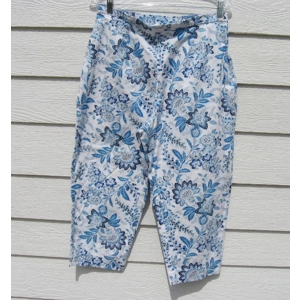 Briggs NY Capris Floral 31 inch Waist White Blue