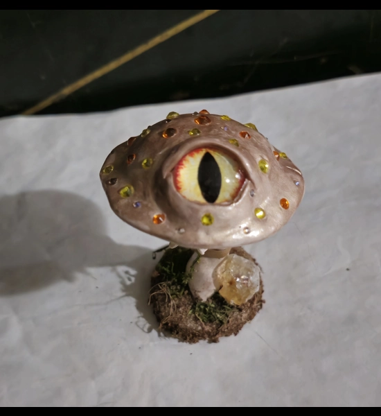 Lg Eyeball Mushroom sculpture