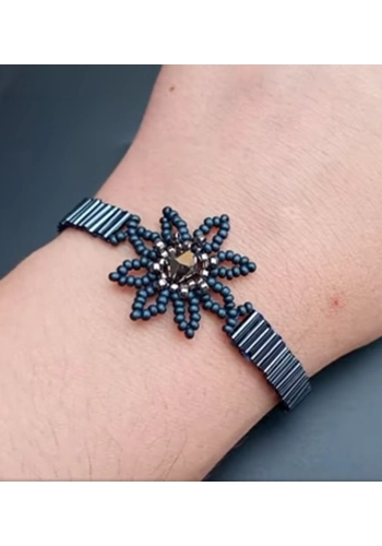 Flat beaded bracelet
