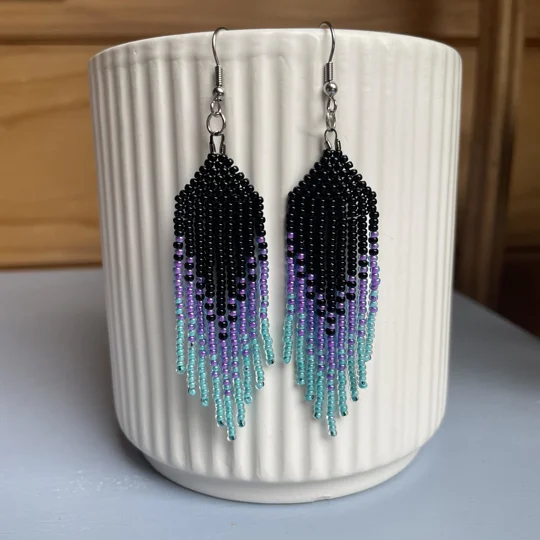 Handmade beaded Earrings,

Where colours cascade in a breathtaking display of vibrancy and elegance. Each bead is carefully selected to create a mesmerising gradient effect, reminiscent of a cascading waterfall of hues. 

Black, Purple, Turquoise