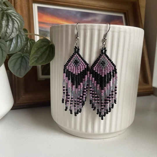 Handmade beaded Earrings

Where colours cascade in a breathtaking display of vibrancy and elegance. Each bead is carefully selected to create a mesmerising gradient effect, reminiscent of a cascading waterfall of hues. 

Black, Purple, and frosted grey
