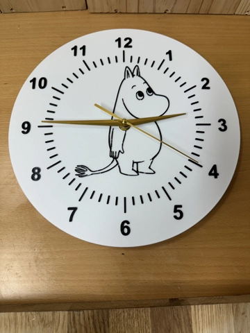 Klukka með múmínsnáða