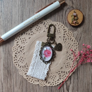 Cabochon Keychain (White Cotton Lace) 1