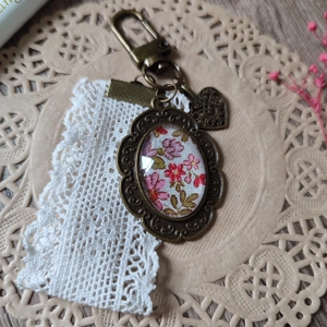 Cabochon Keychain (White Cotton Lace) 2