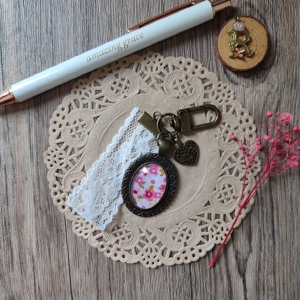 Cabochon Keychain (White Lace) 1