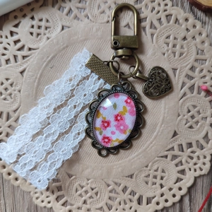 Cabochon Keychain (White Lace) 6