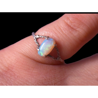 Lightning Ridge crystal opal ring