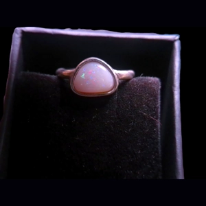 Coober Pedy white opal ..