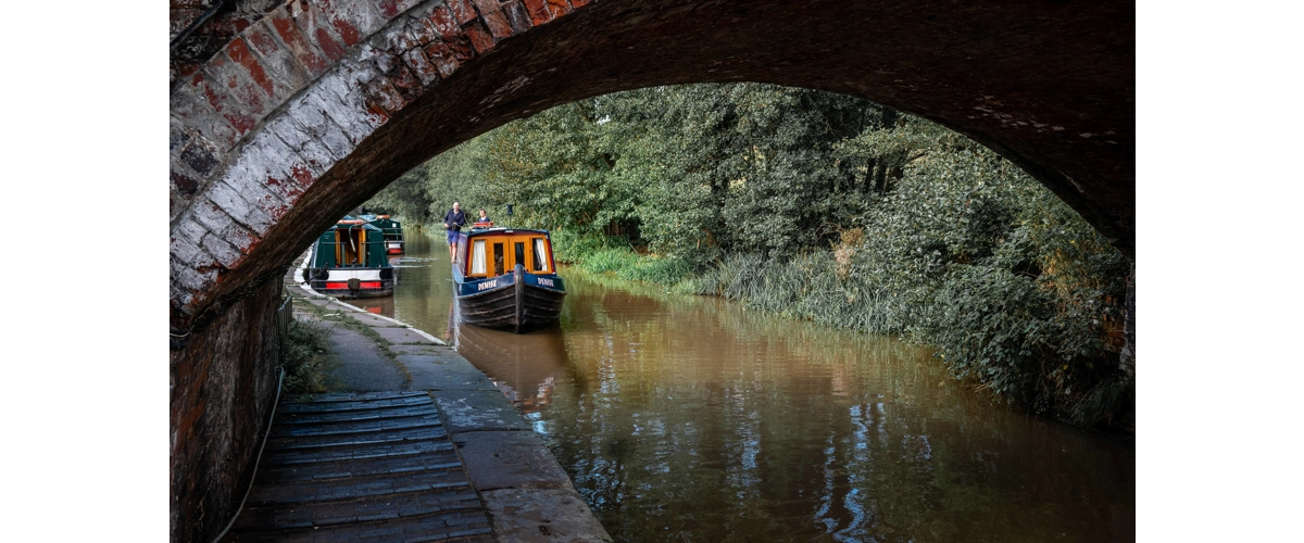 Narrowboat insulation header