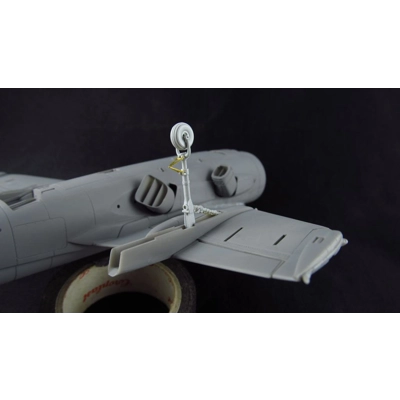 Harrier GR7/GR9. Swiveling nozzles and outrigger wheels 1/48 Harrier GR7/GR9. Swiveling nozzles and outrigger wheels 1/48