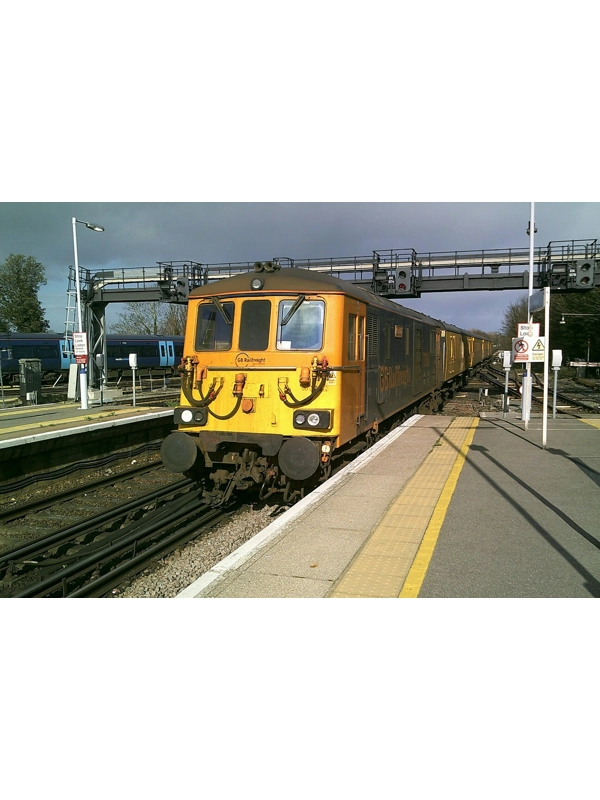 73696 in gb railfreight livery going through ramsgate station