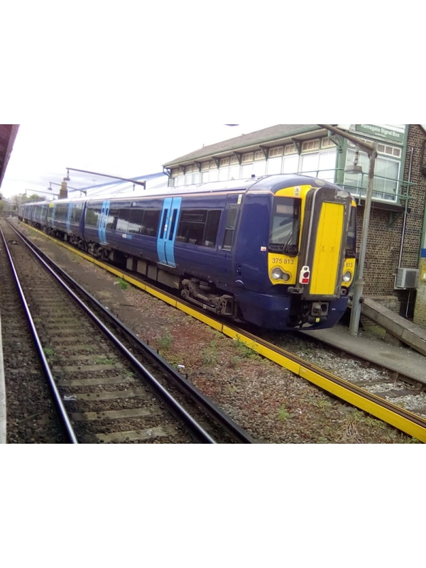 375813 south eastern 4 car train in the platform at ramsgate station