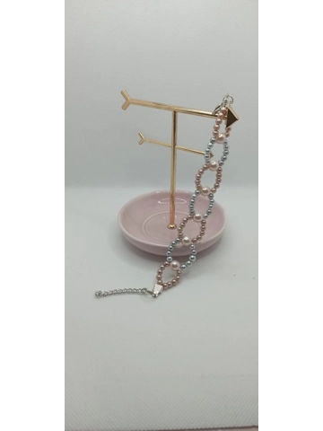 Pearls bracelet with circular effect