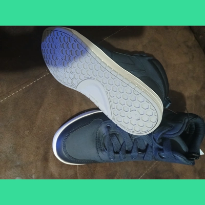 Men size 5 Sneakers
