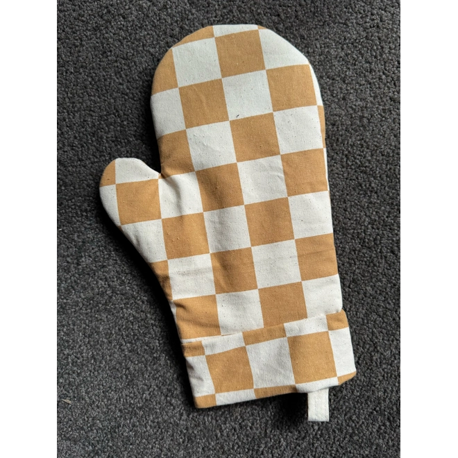 Additional Image for Checkered oven Mitt