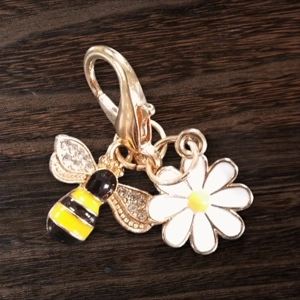 Beautiful Bumble bee and Daisy diamante Keyring/Handbag Charm