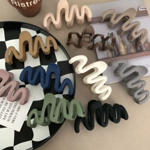 Wavy hair claws