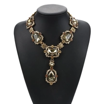 Exaggerated necklace wi..