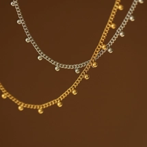 Curb chain necklace wit..