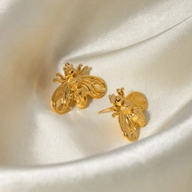 Detailed bee stud earri..