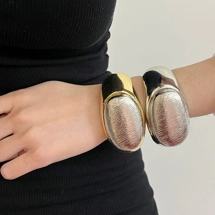 Retro style oval bangle