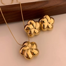 Necklace with flower pe..