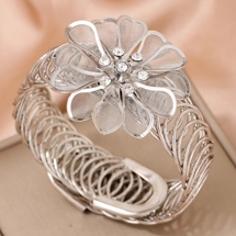 Pretty flower bangle