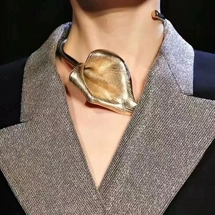 Open chocker with large..
