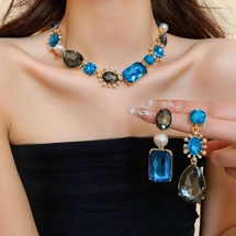 Exaggerated necklace wi..