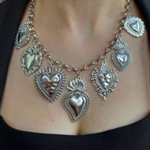 Necklace with chunky he..