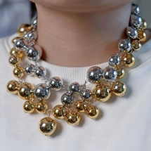 Necklace with mixed siz..
