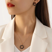 Flower design stud earr..