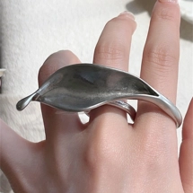 Large leaf open ring