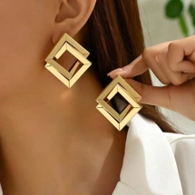 Diamond shape drop earr..