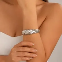 Chunky twist design ban..