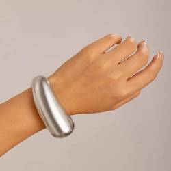 Chic white gold-plated bangle