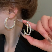 Double C-shaped hoop ea..